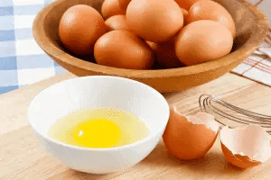 préparation omlette-Comment cuisiner une omelette et des œufs dans une poêle à inox sans accrocher-cuisinier minimaliste