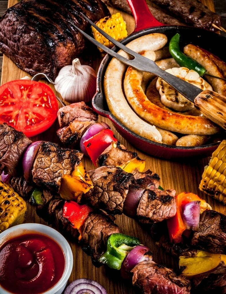 Plancha brochettes et saucisses