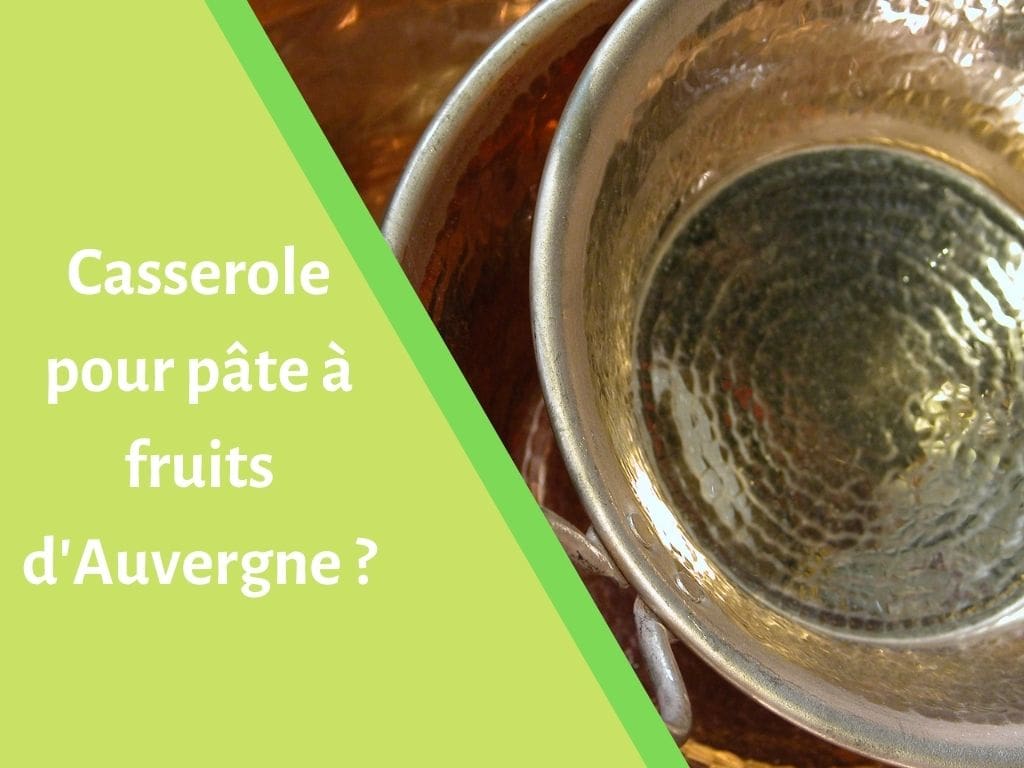 Un pot en métal avec une surface texturée à côté d'un texte en français demandant s'il s'agit d'une cocotte pour pâte de fruits d'Auvergne.