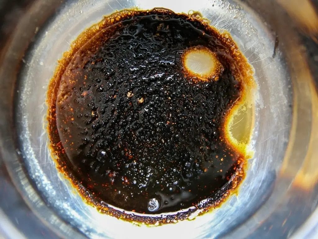 Fond de casserole en inox brûlé