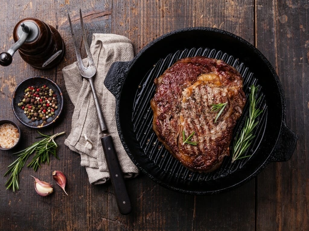 Poêle à griller en fonte et steak