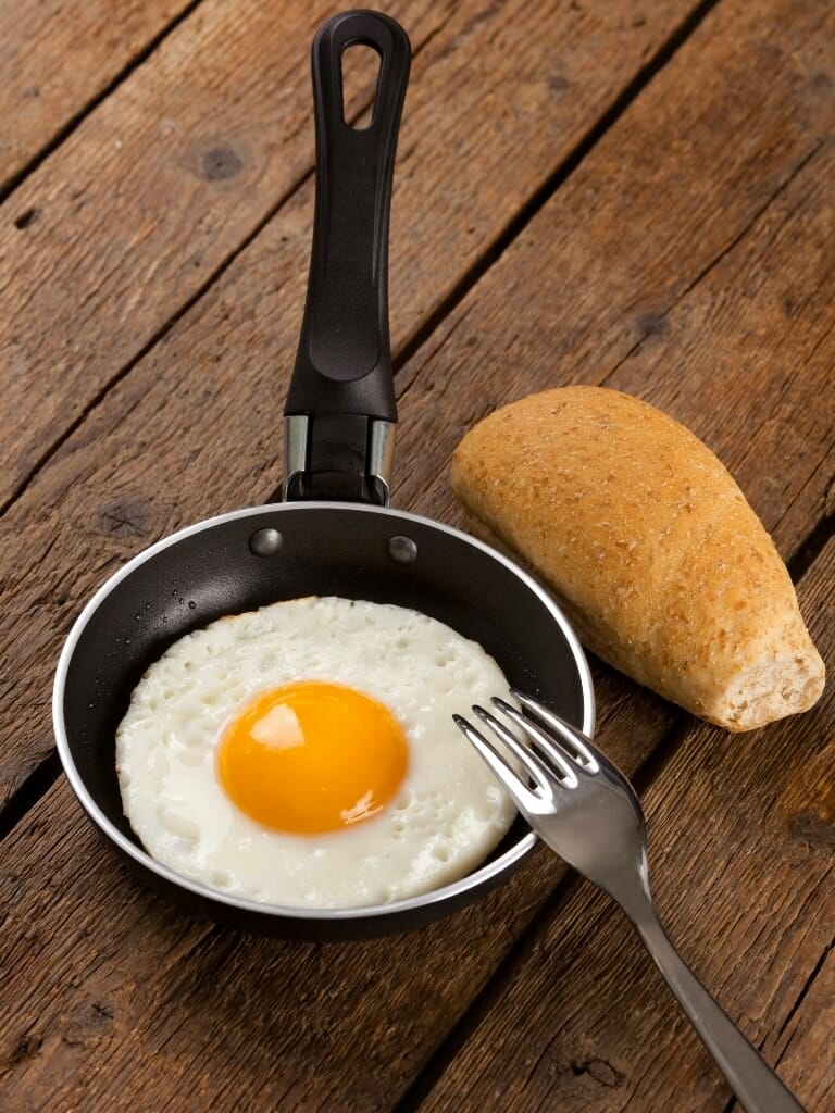 Poêlon et oeuf