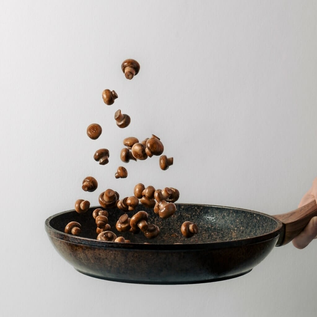 Sauteuse et champignons