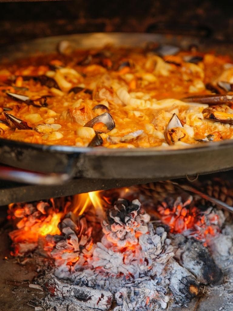 Paella sur feu de bois