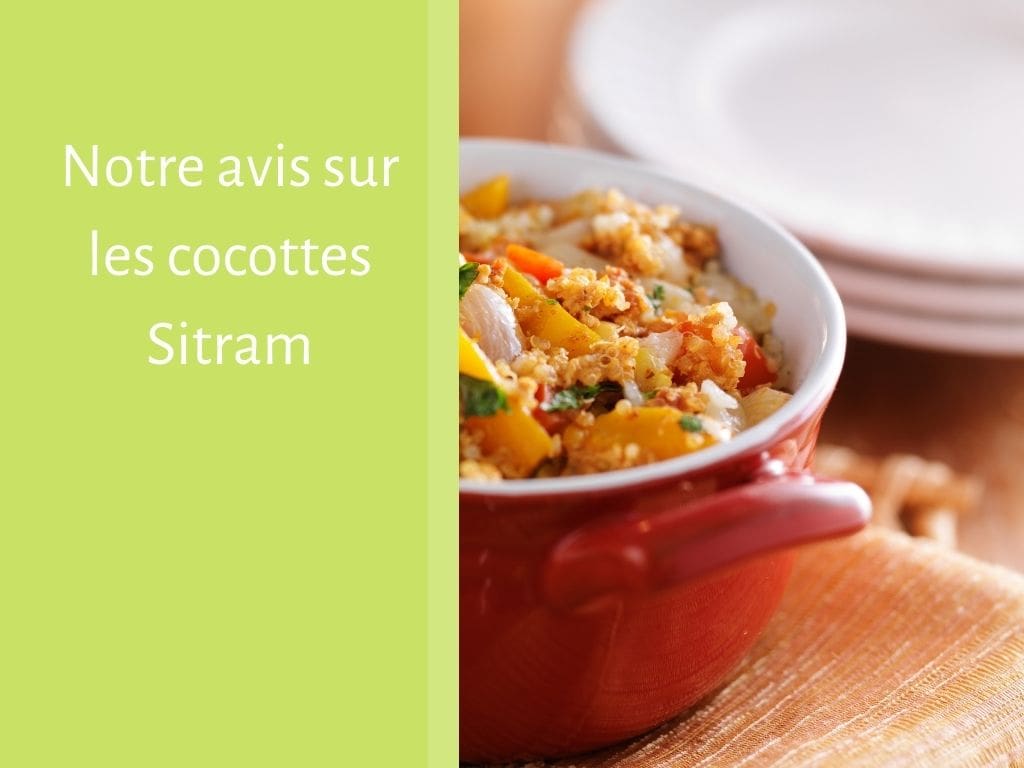 Une cocotte rouge remplie de produits cuits au four est posée sur une table. À proximité, des assiettes blanches sont empilées. Sur fond vert, on peut lire : « Notre avis sur les cocottes Sitram. ».