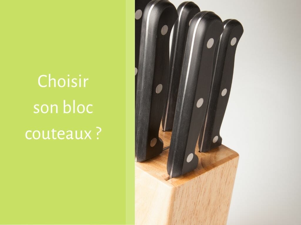 Un ensemble de couteaux de cuisine avec des manches noirs dans un bloc à couteaux en bois, à côté d'une boîte verte avec le texte français "Choisir son bloc couteaux ?".