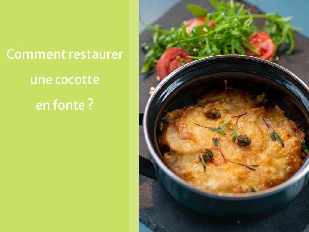Plat cuisiné dans une marmite noire avec herbes, tomates et salade à côté; texte français sur fond vert.