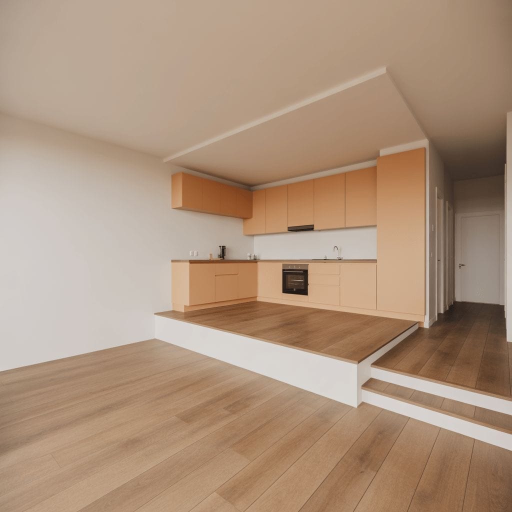 Cuisine moderne avec armoires et plancher en bois clair, surélevée sur une petite plate-forme avec deux marches menant au rez-de-chaussée, dans un espace minimaliste et ouvert.